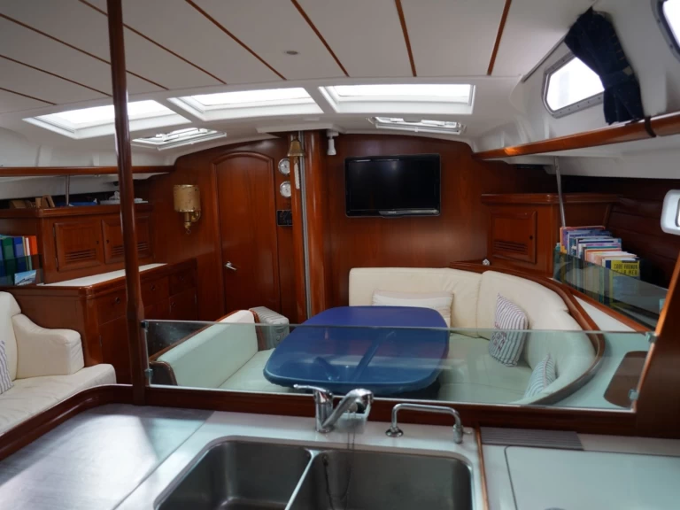 Sailboat to hire Arzon at the best price