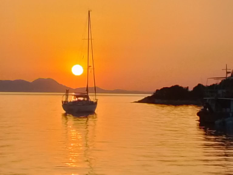 Hire a Sas Vektor 36 World