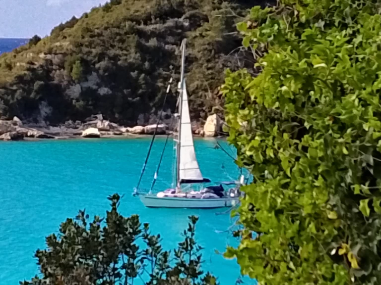 Charter a Sas Vektor 36 in World on Samboat