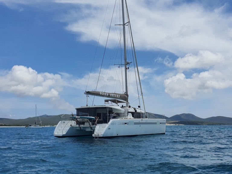 Charter a Lagoon Lagoon 450 Sport Top in Vigo on Samboat