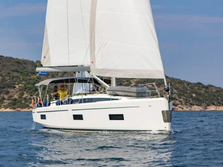 Sailboat to hire Agía Effimía at the best price