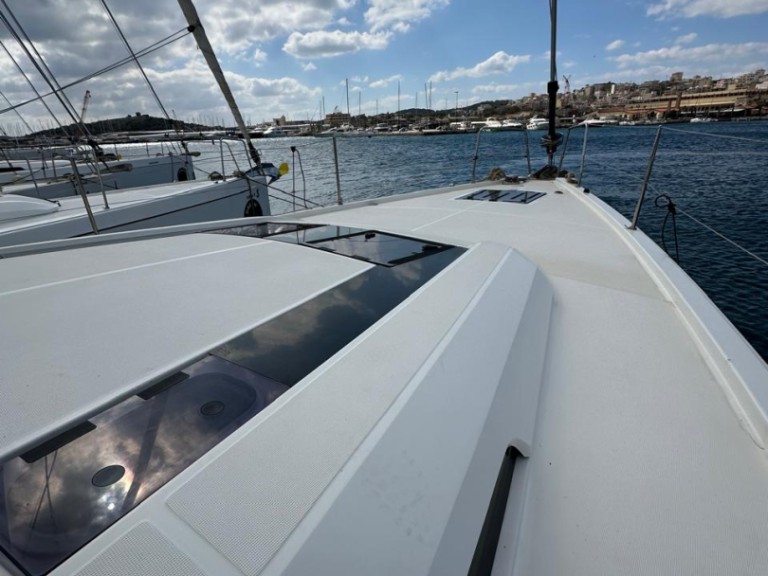 Hire a Bénéteau Oceanis 51.1 Alimos