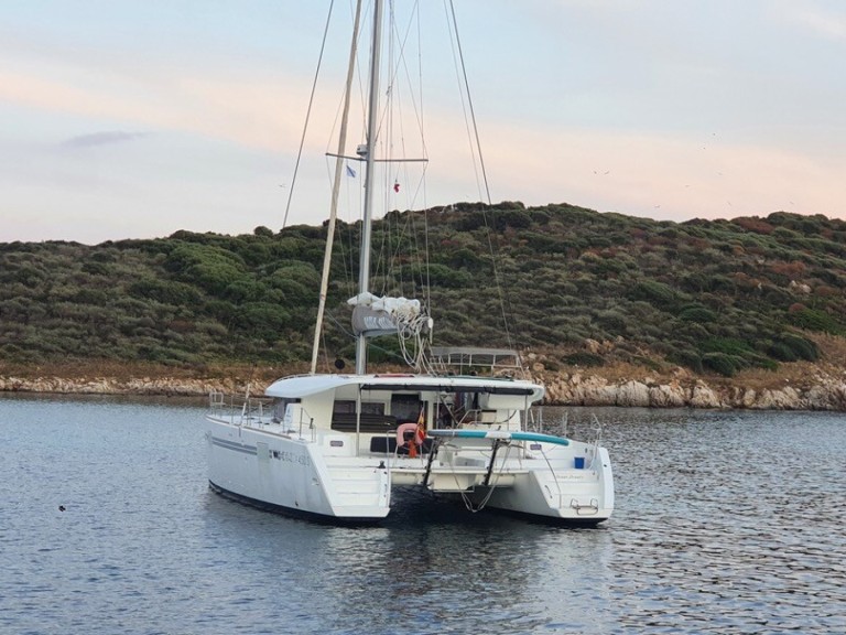 Charter a Lagoon Lagoon 450 Sport Top in Vigo on Samboat