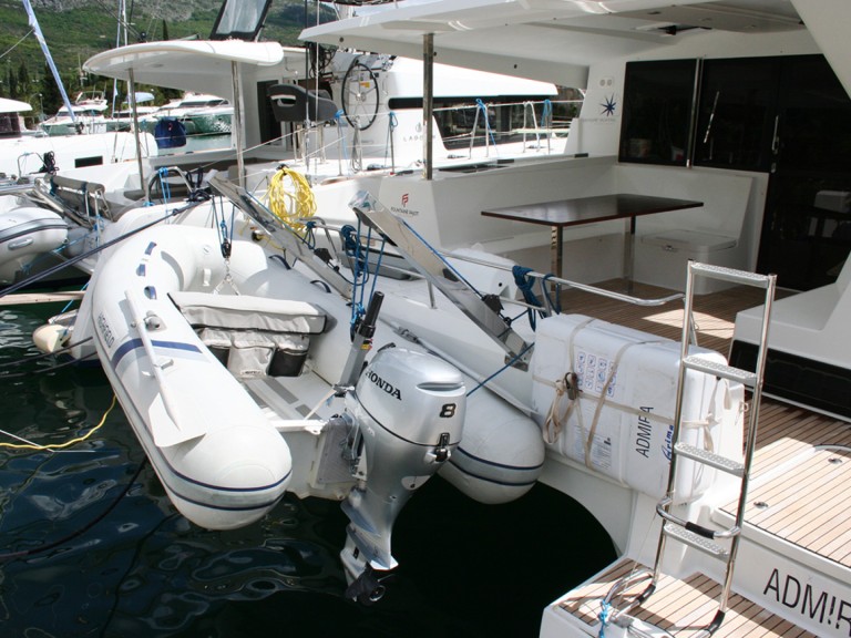 Hire Catamaran Fountaine Pajot with a boat licence