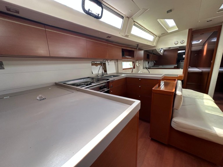 Charter a Bénéteau Oceanis 51.1 in Alimos on Samboat