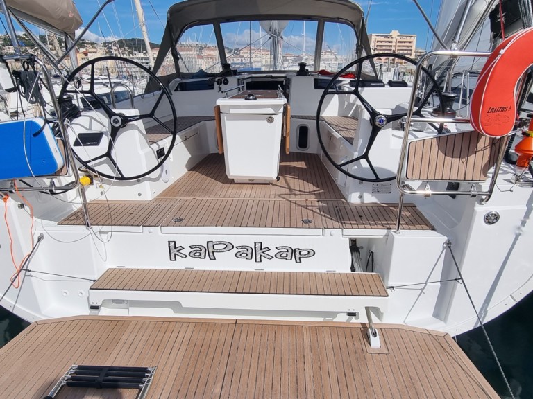 Charter a Bénéteau Oceanis 40.1 in Golfe-Juan on Samboat