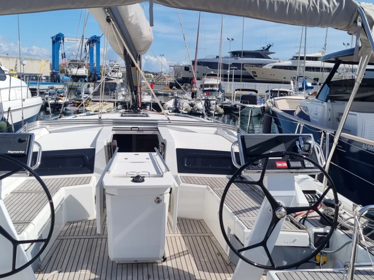 Sailboat to hire Golfe-Juan at the best price