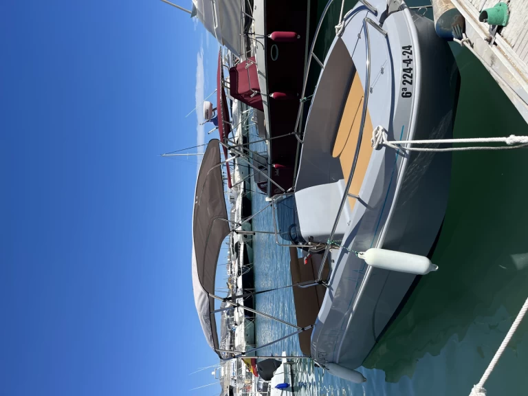 Hire Motorboat Quicksilver with a boat licence