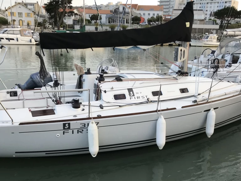 Bénéteau First 31.7 charter bareboat or skippered in  Les Sables-d'Olonne