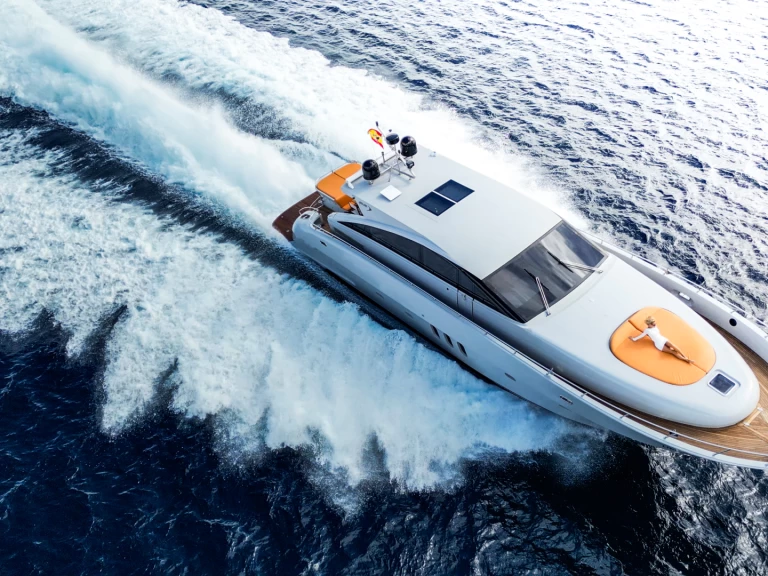 Hire Luxury Yacht Jaguar with a boat licence