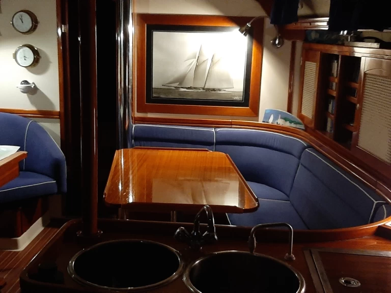 Hire a Hanse Hanse 411 Marina di Grosseto