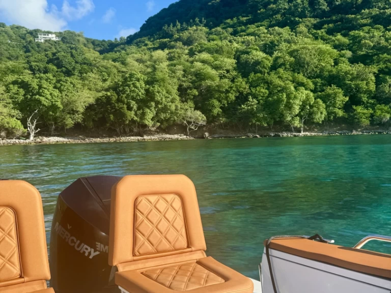 Hire Motorboat with or without skipper Axopar Fort-de-France