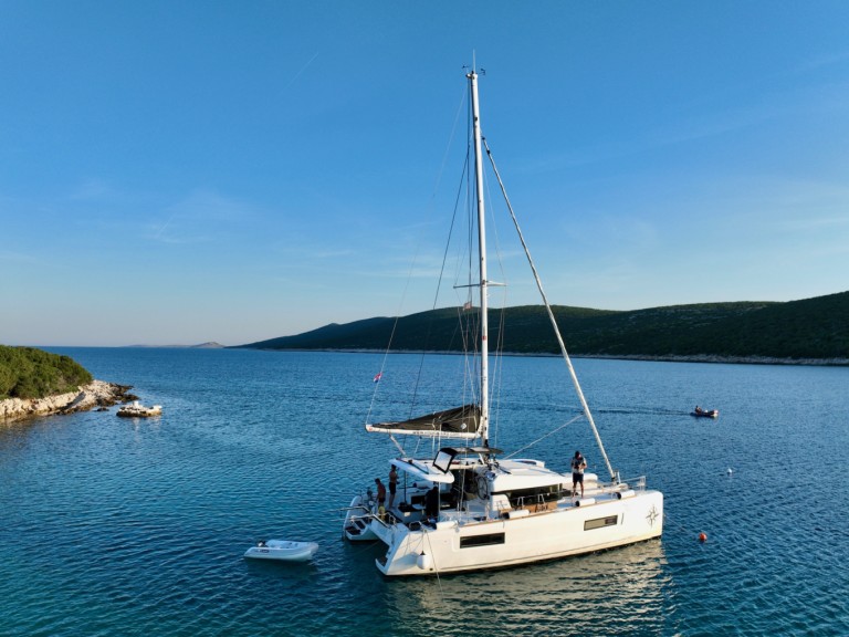 Catamaran to hire Pomer at the best price