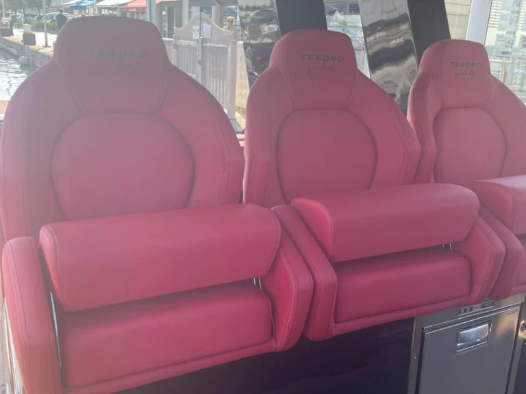 Hire Motorboat Tesoro with a boat licence