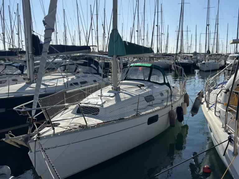 Bénéteau Oceanis 321 charter bareboat or skippered in  Saint-Cyprien