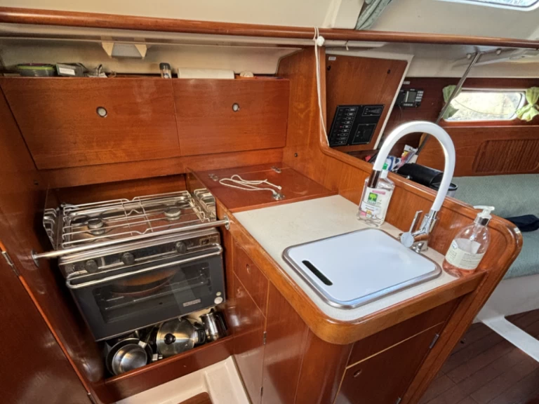 Yacht charter Saint-Cyprien - Bénéteau Oceanis 321 on SamBoat