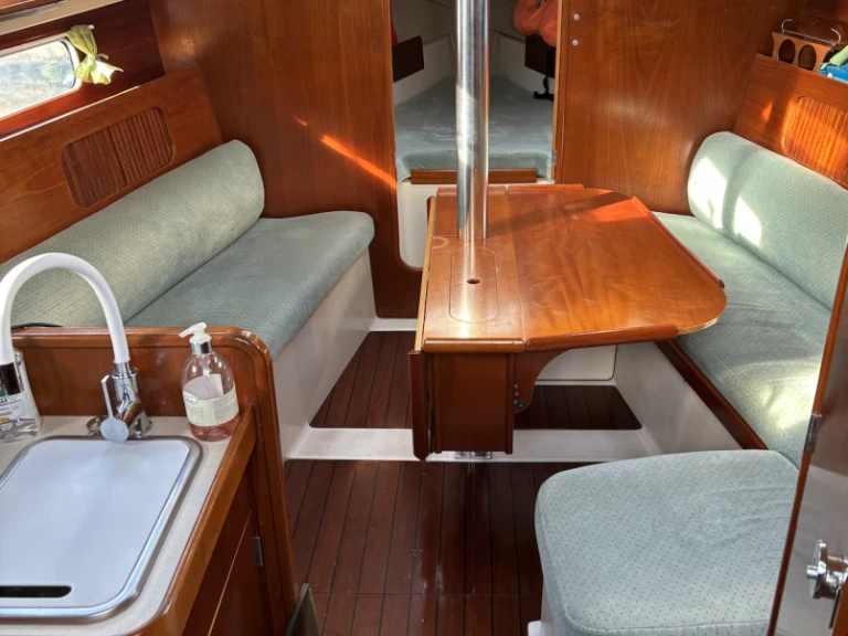 Hire a Bénéteau Oceanis 321 Saint-Cyprien