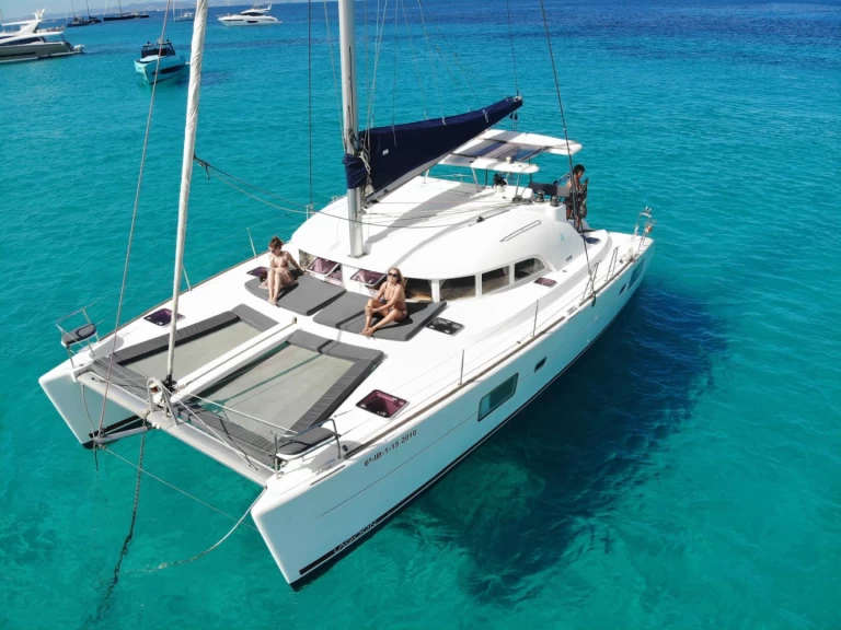 Catamaran hire in Marina Ibiza - Lagoon Lagoon 380 S2