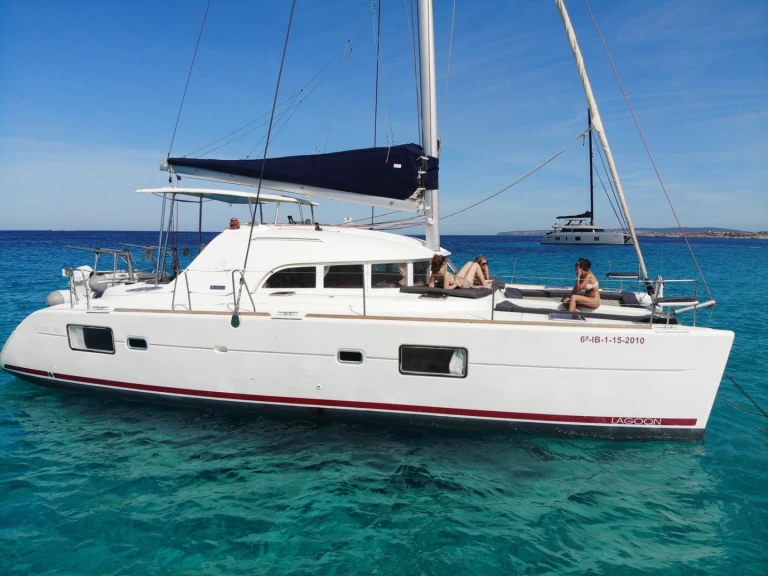Hire Catamaran Lagoon with a boat licence