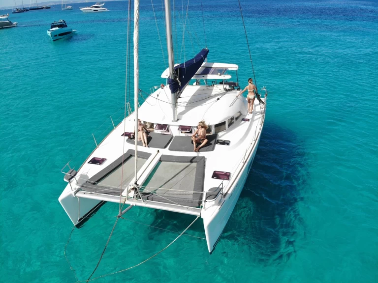 Catamaran hire in Marina Ibiza - Lagoon Lagoon 380 S2