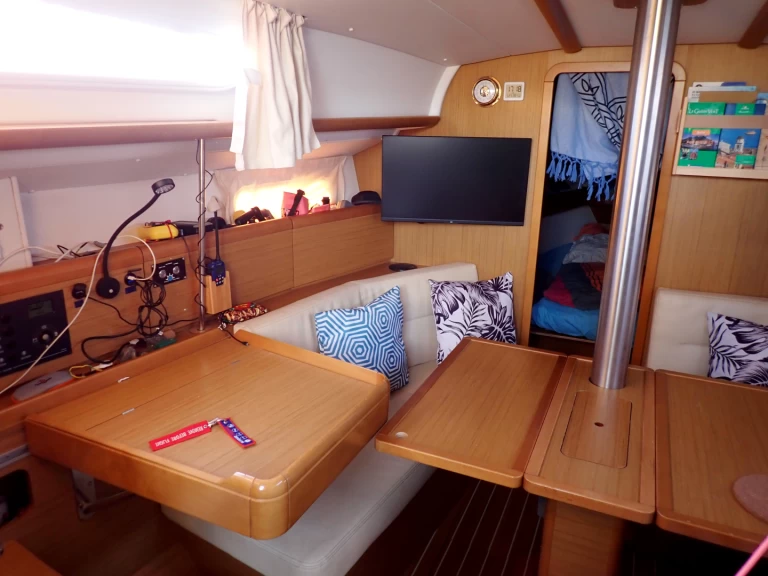 Charter a Jeanneau Sun Odyssey 36i Performance in La Seyne-sur-Mer on Samboat