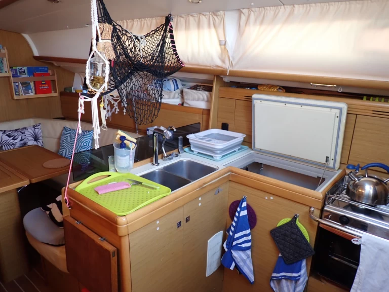 Yacht charter La Seyne-sur-Mer - Jeanneau Sun Odyssey 36i Performance on SamBoat