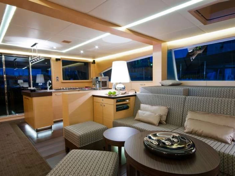 Hire Luxury Yacht Sunreef with a boat licence
