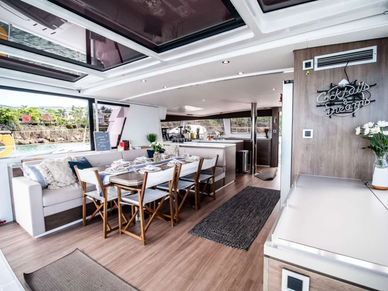 Yacht hire Caribbean cheap COCKTAILS &amp; DREAMS