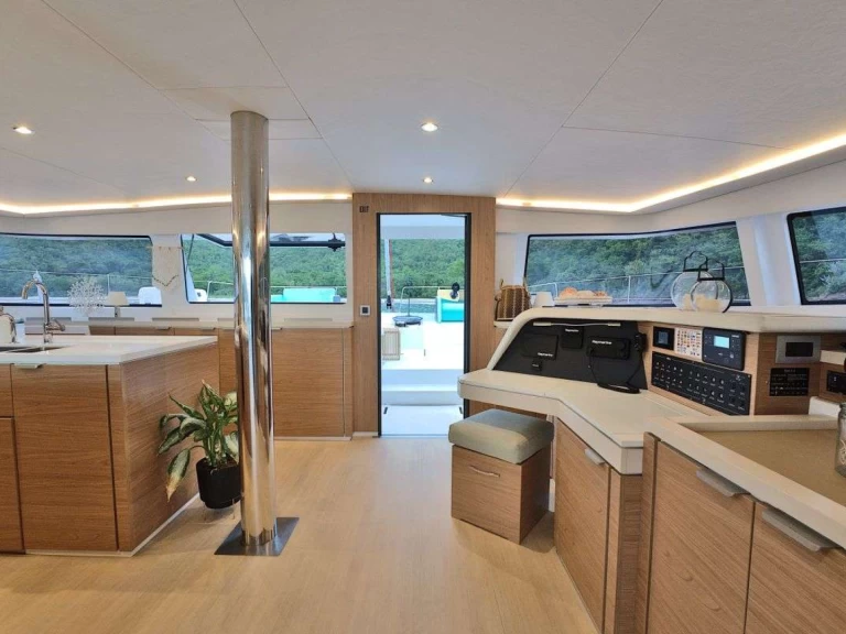 Hire Luxury Yacht Bali Catamarans with a boat licence