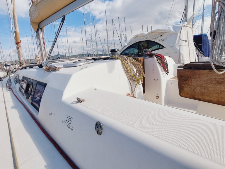 Sailboat hire in Castiglioncello - Dufour Dufour 335 Grand Large