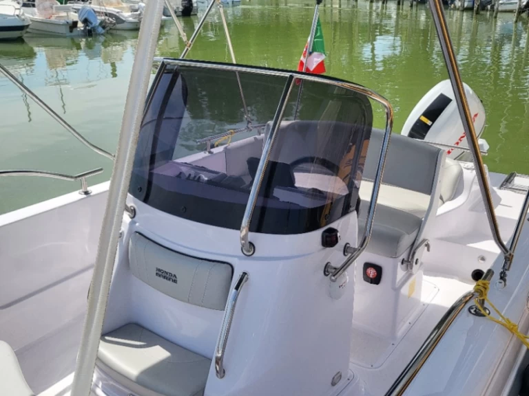 Yacht hire Tuoro sul Trasimeno cheap Ranieri 4XC H19CC