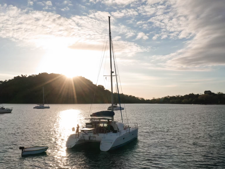 Charter a Lagoon Lagoon 380 in Madirokely on Samboat