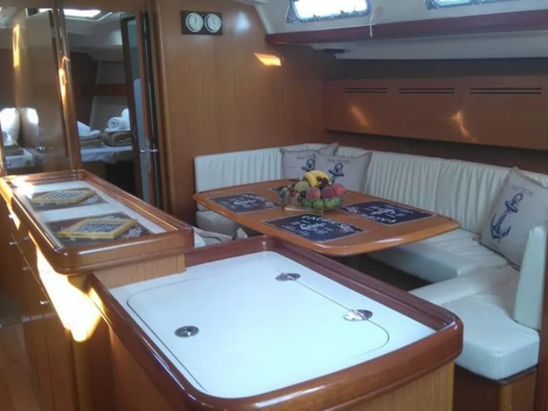 Charter a Bénéteau Cyclades 50.4 in Alimos on Samboat