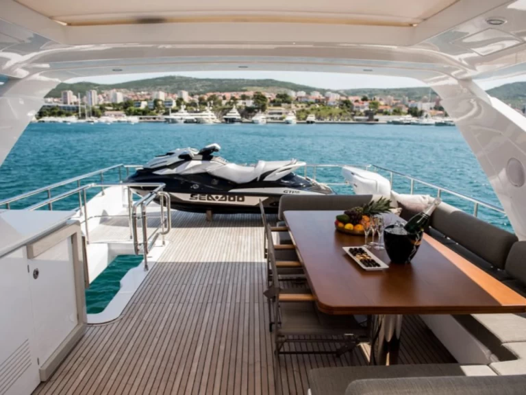 Hire a Azimut Azimut 72 Fly Seget Donji