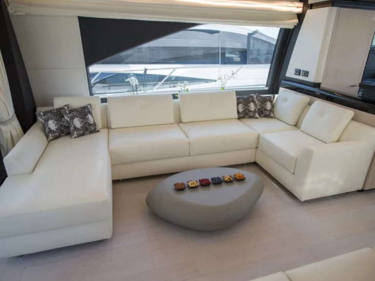 Charter a Azimut Azimut 72 Fly in Seget Donji on Samboat