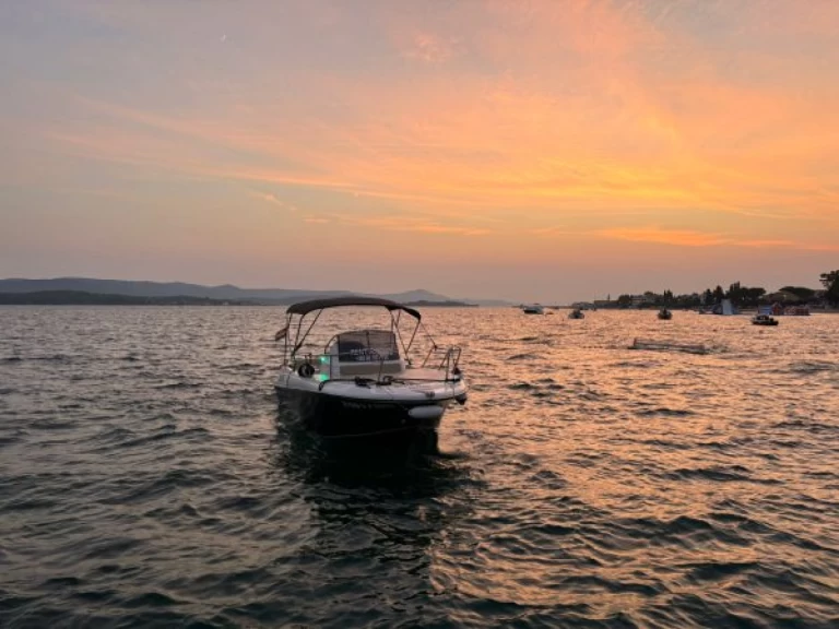 Hire Motorboat HM with a boat licence