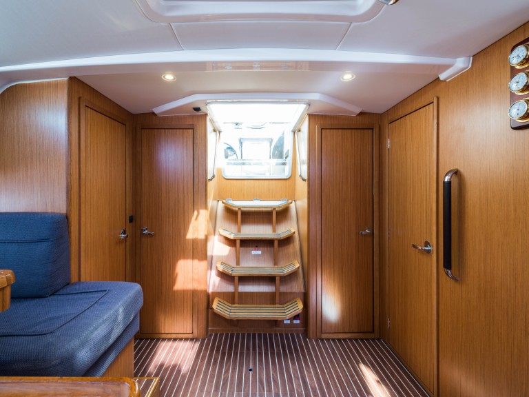 Sailboat to hire Néa Péramos at the best price