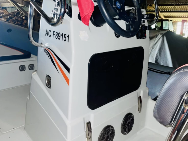 Hire RIB Zodiac with a boat licence
