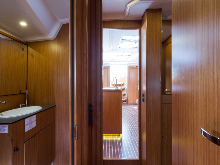 Sailboat to hire Néa Péramos at the best price