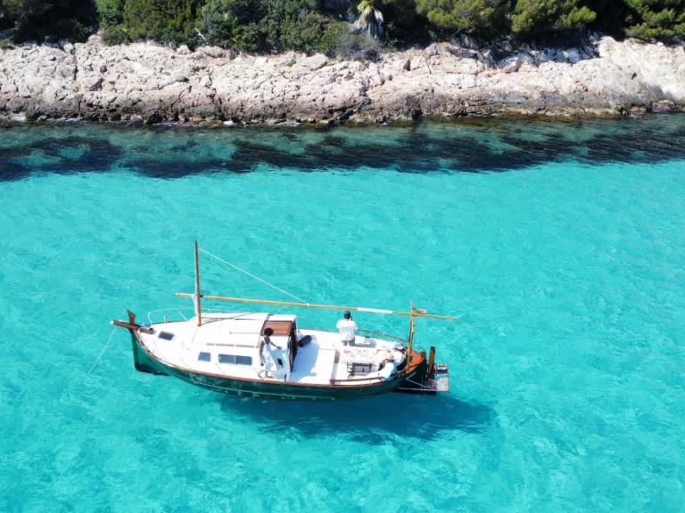 Hire Motorboat Menorquin-Yachts with a boat licence