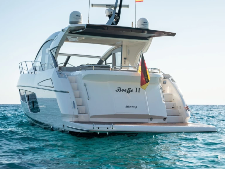 Yacht charter Palma de Mallorca - Sunseeker Predator 57 on SamBoat
