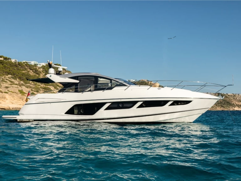 Yacht charter Palma de Mallorca - Sunseeker Predator 57 on SamBoat