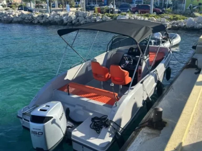 Hire Motorboat Quicksilver with a boat licence