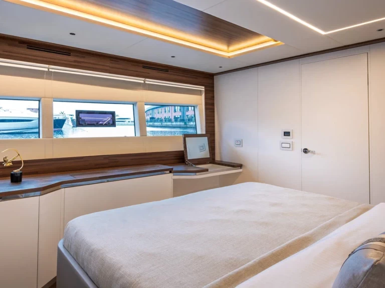 Hire Luxury Yacht  with a boat licence