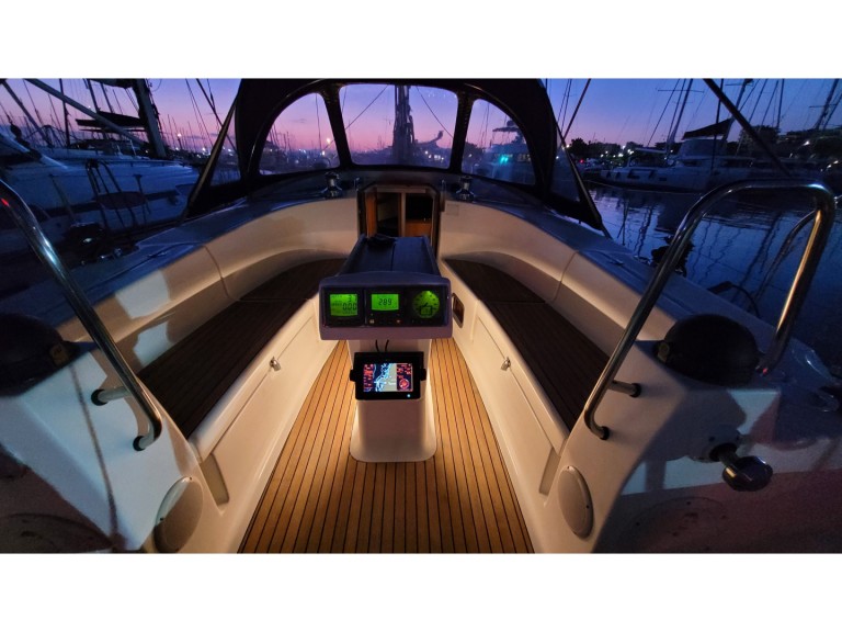 Sailboat to hire Alimos at the best price