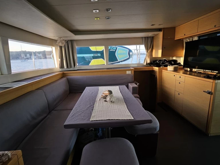 Hire Catamaran Lagoon with a boat licence