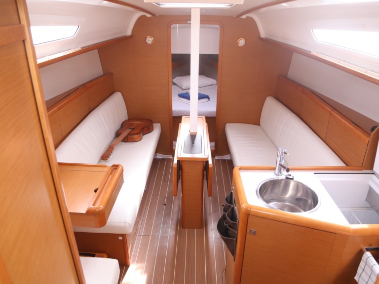 Sailboat to hire Volos at the best price