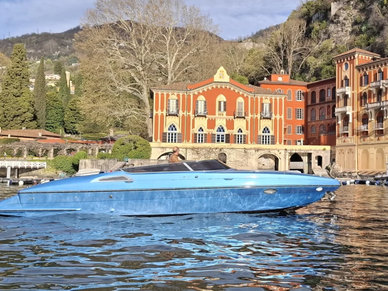 Motorboat to hire Como (City) at the best price