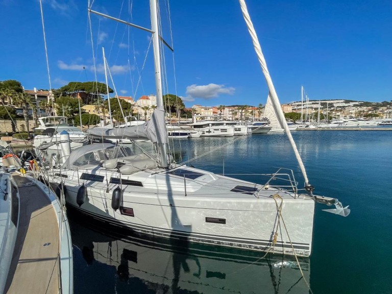 Hire a 9 Hanse 388 Bandol