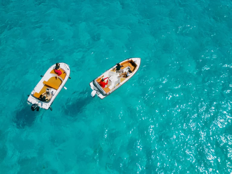 Charter a Astec FIBER 400 in Playa Blanca on Samboat